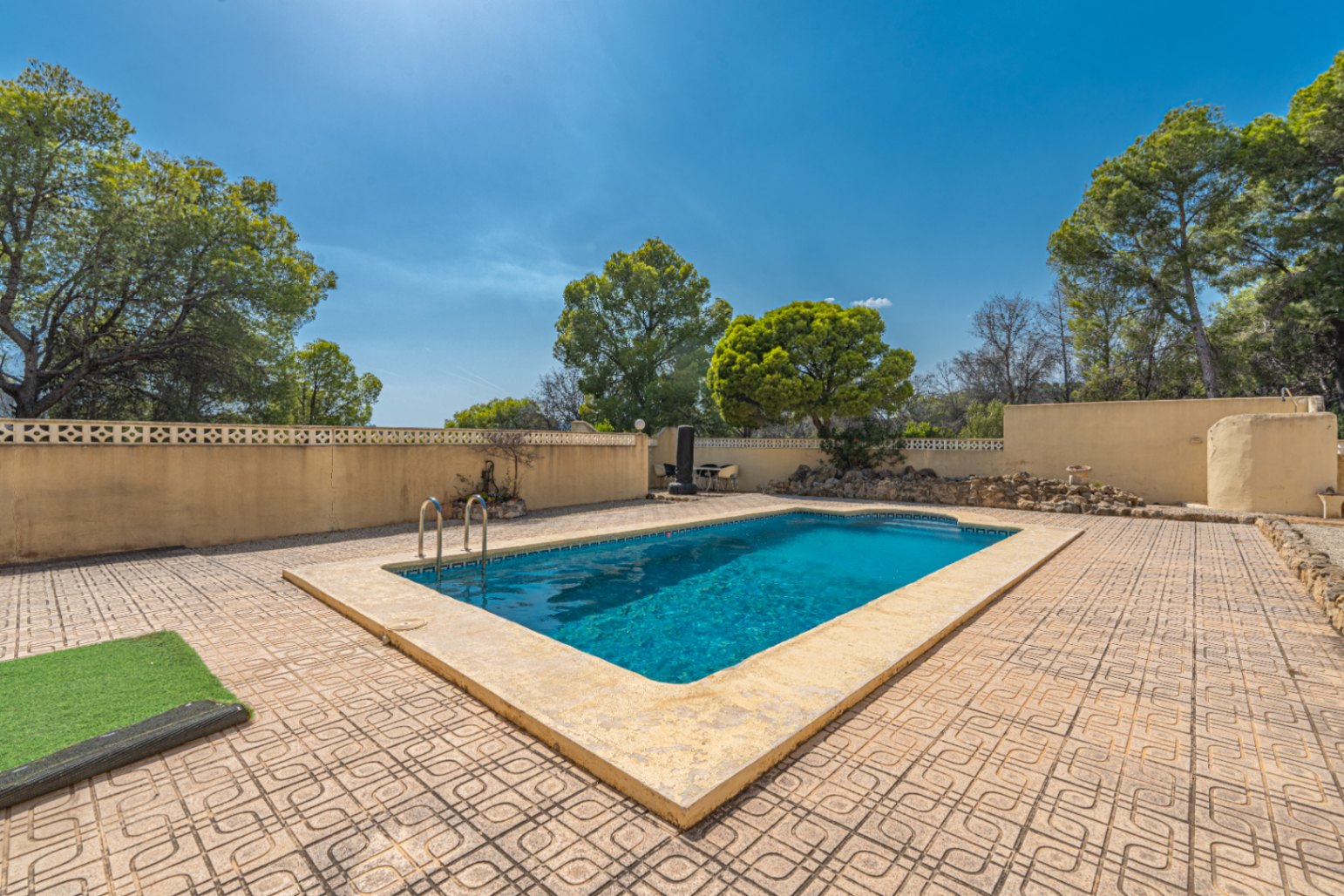 Villa Alexa – Exceptional Renovation Opportunity Surrounded by Nature in Jávea