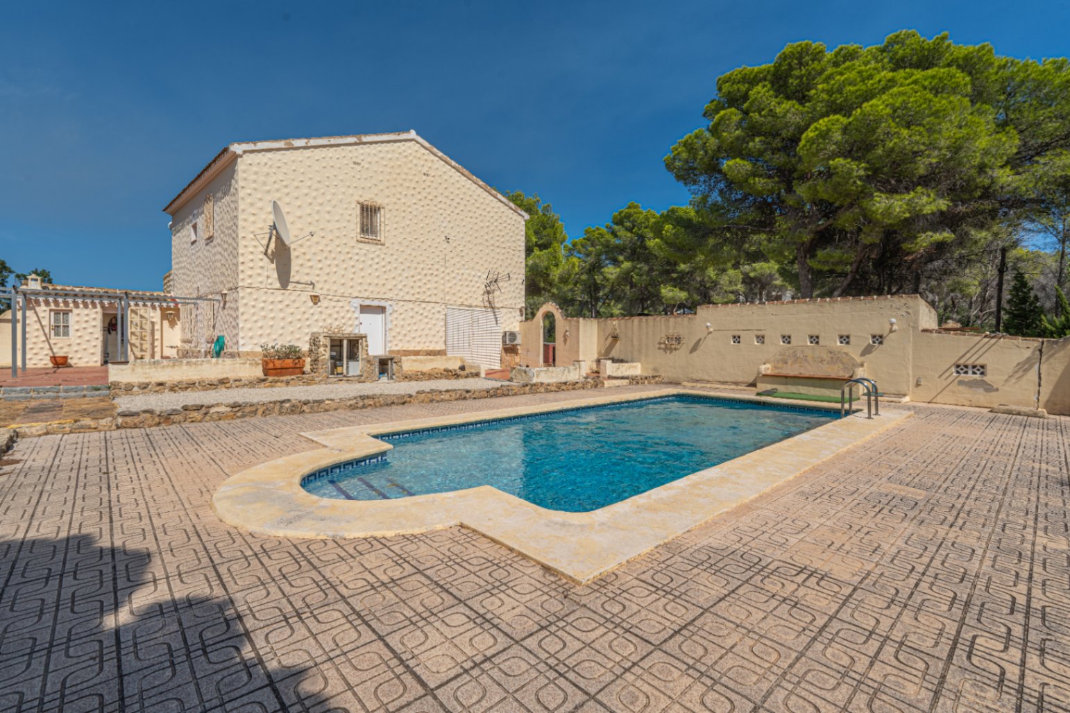 Villa Alexa – Exceptional Renovation Opportunity Surrounded by Nature in Jávea