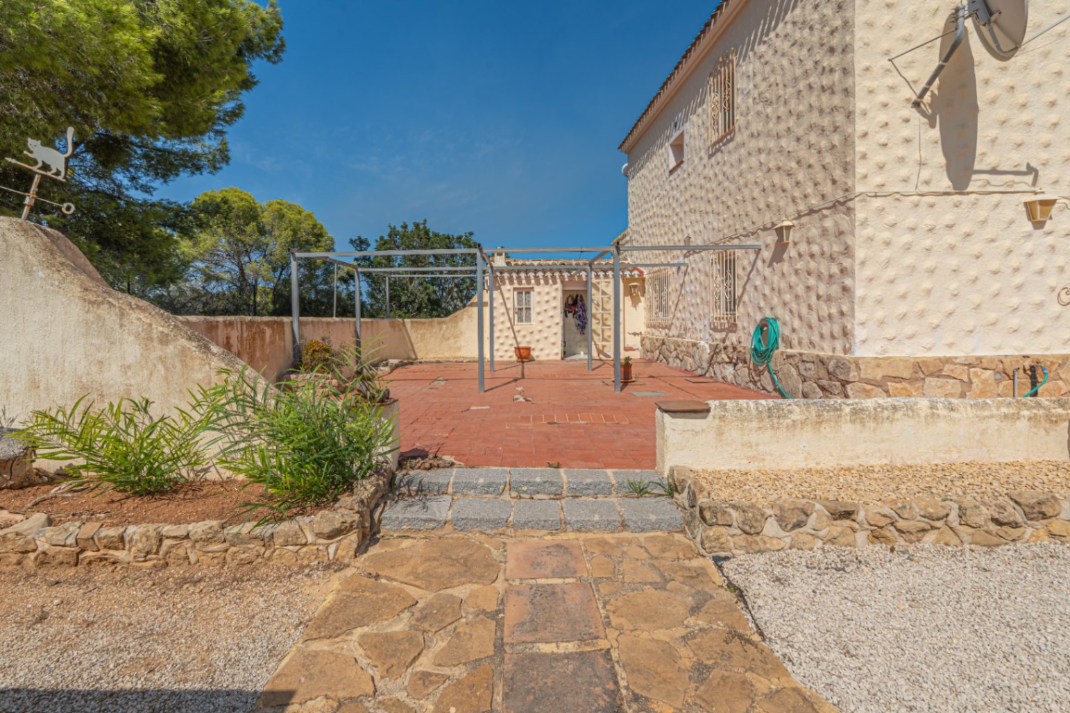 Villa Alexa – Exceptional Renovation Opportunity Surrounded by Nature in Jávea