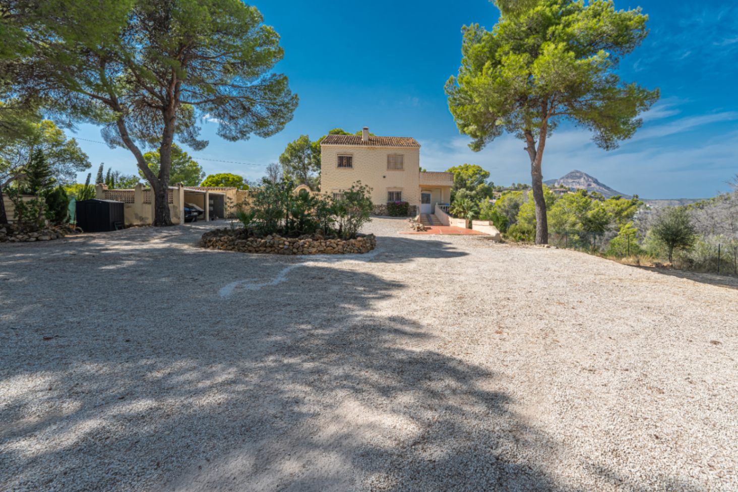 Villa Alexa – Exceptional Renovation Opportunity Surrounded by Nature in Jávea