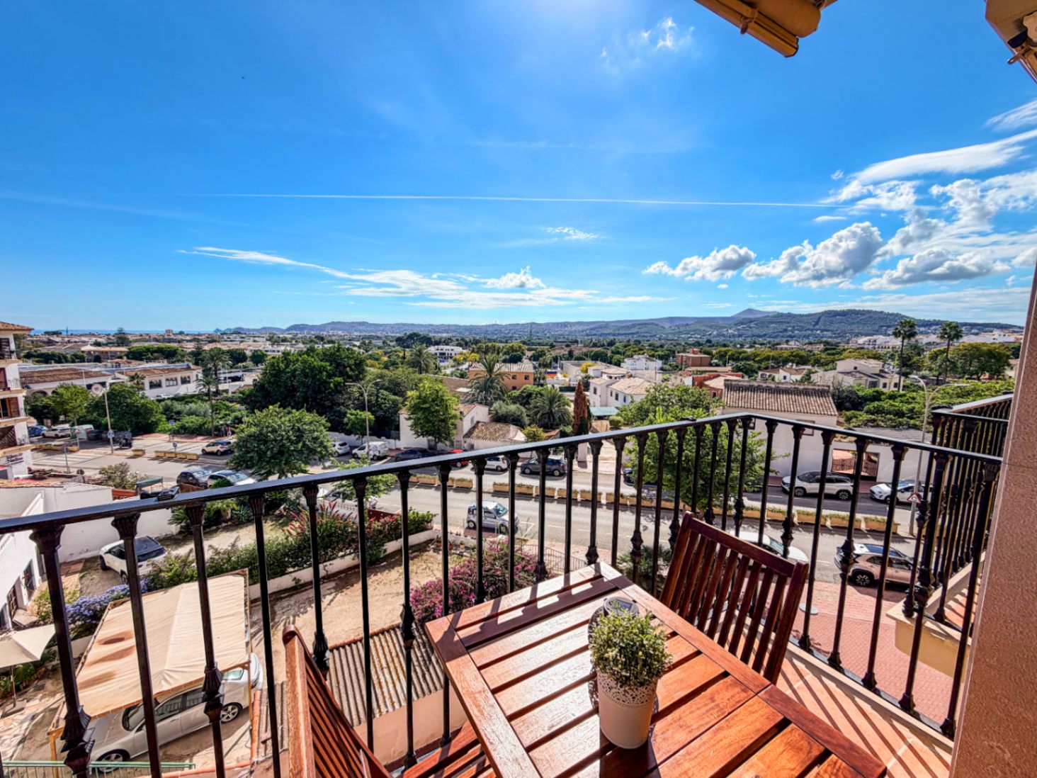 LBRJ138 - Prachtig gerenoveerd 2-slaapkamer appartement met zeezicht in het centrum van Jávea