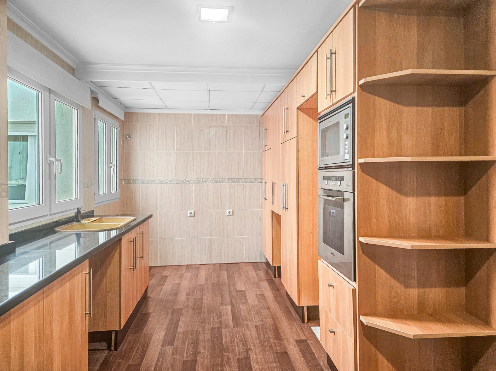 Spacious 3-Bedroom Apartment with Private Parking in the Heart of Benitachell