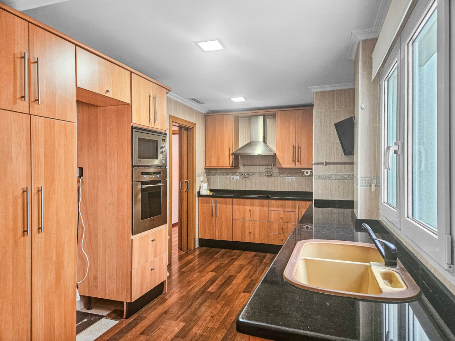 Spacious 3-Bedroom Apartment with Private Parking in the Heart of Benitachell