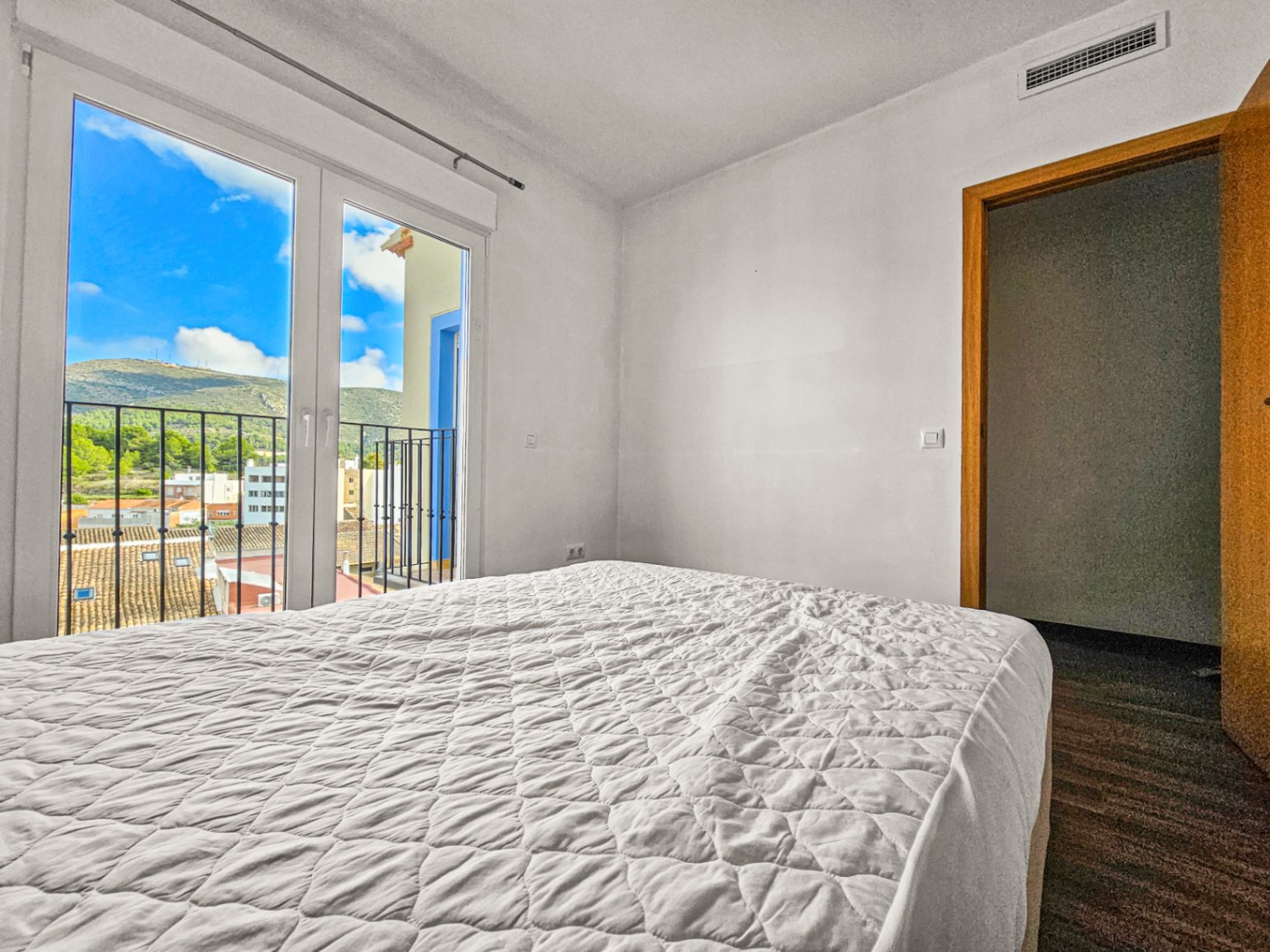 Spacious 3-Bedroom Apartment with Private Parking in the Heart of Benitachell