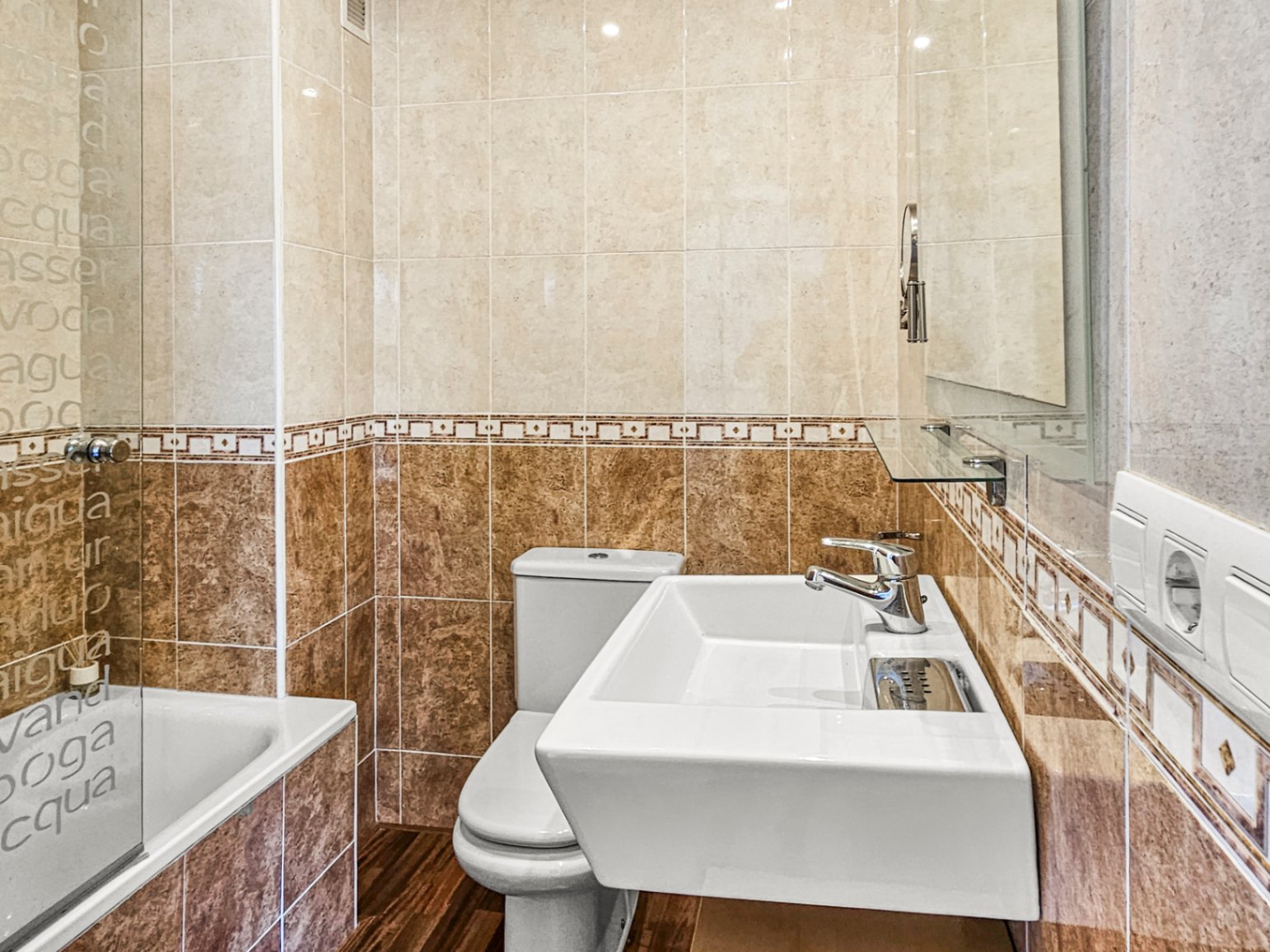 Spacious 3-Bedroom Apartment with Private Parking in the Heart of Benitachell