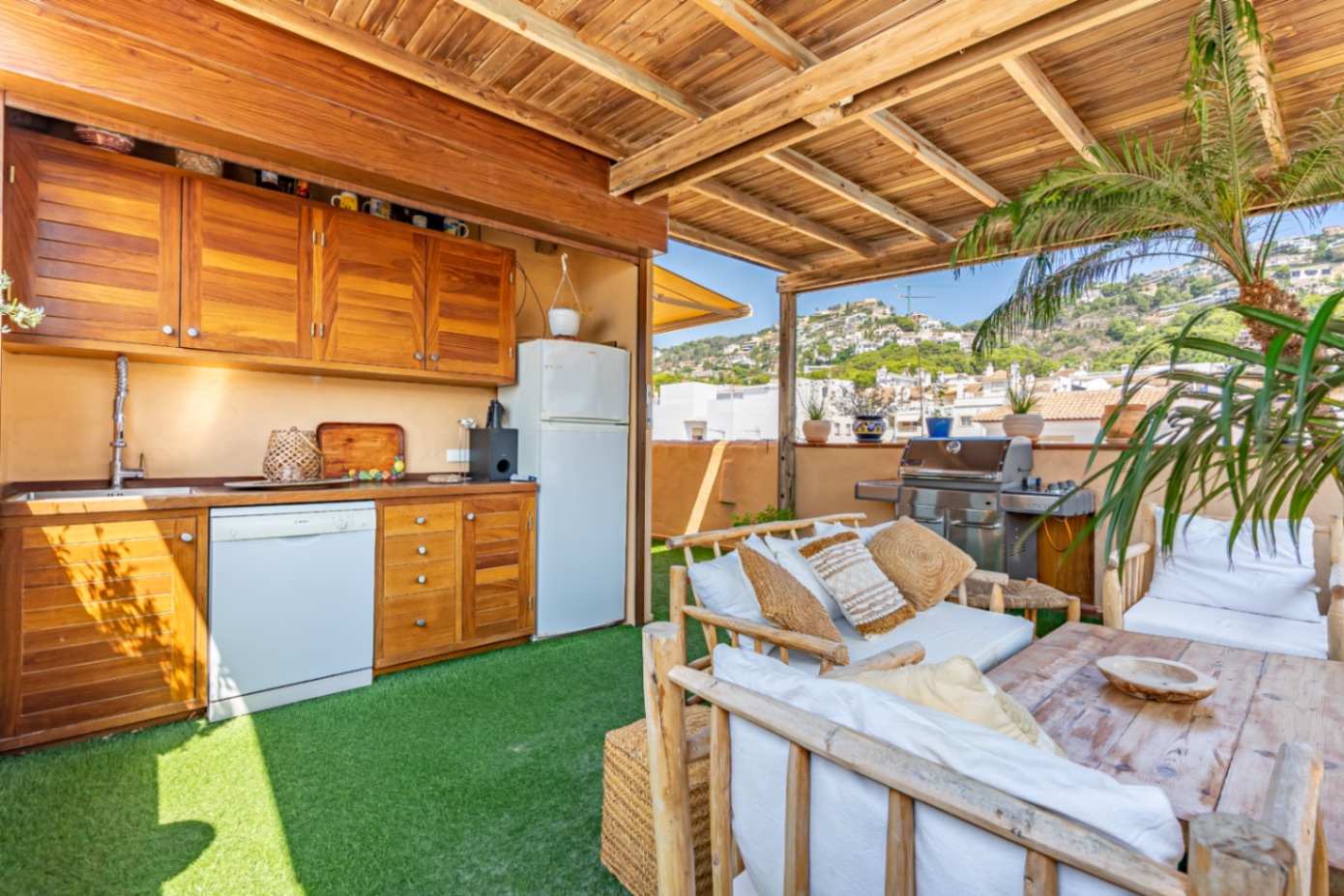 Geräumiges Reihenhaus mit unabhängigem Apartment und Meerblick im Hafen von Jávea