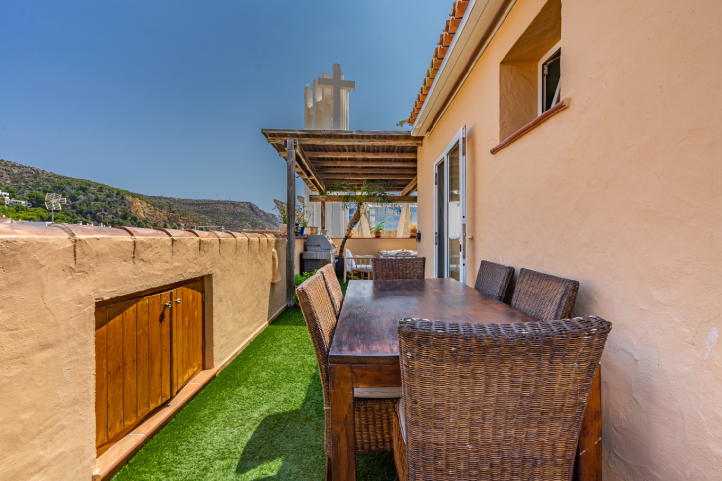 Geräumiges Reihenhaus mit unabhängigem Apartment und Meerblick im Hafen von Jávea