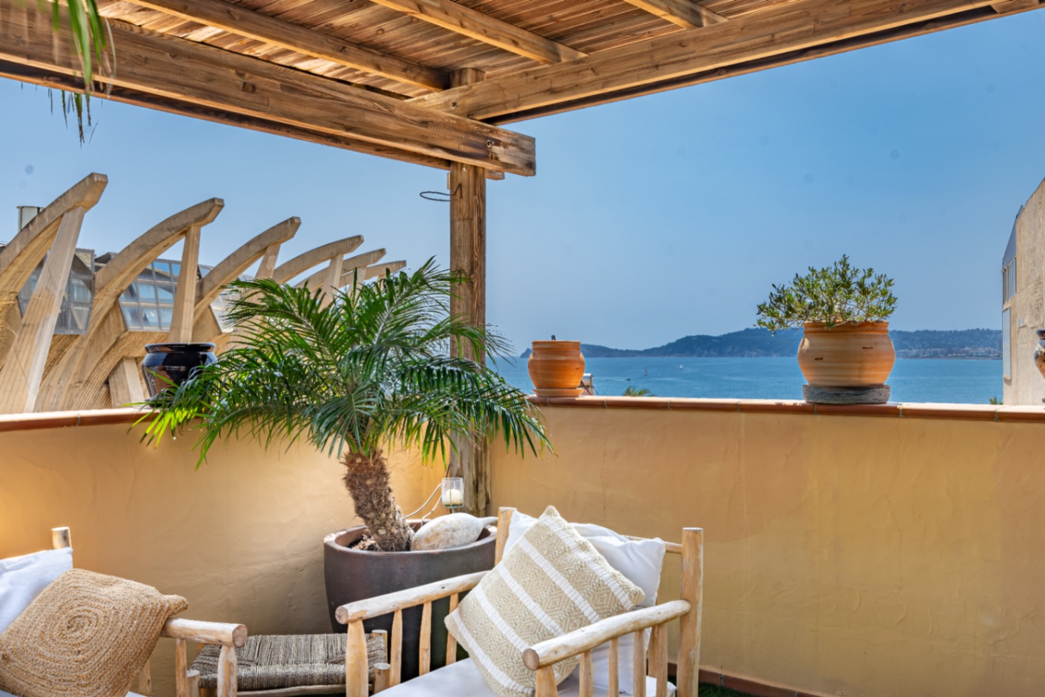 Geräumiges Reihenhaus mit unabhängigem Apartment und Meerblick im Hafen von Jávea